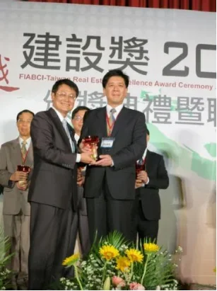 圖片說明：李得榮協理代表領獎相片