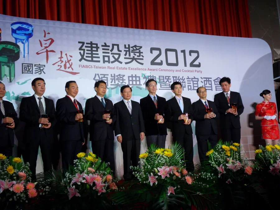 圖片說明：由國泰建設 郭副總經理代表領獎-2。