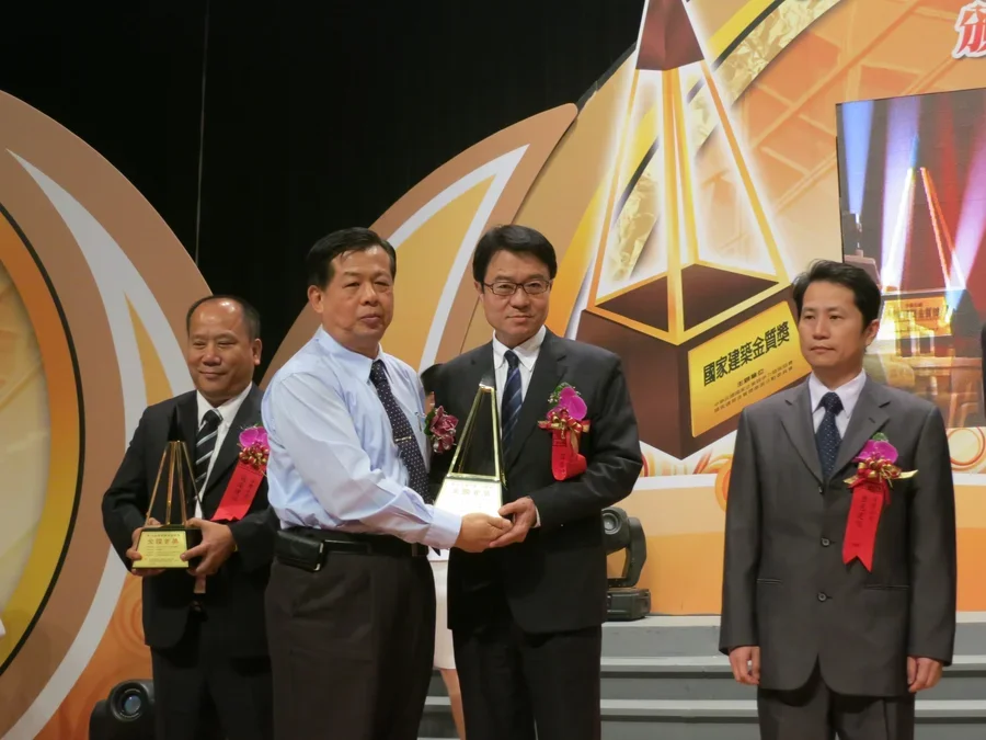 圖片說明：由國泰建設陳協理仁澤代表頒獎相片