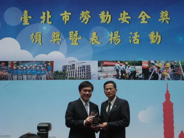 圖片說明：臺北市長郝龍斌頒發獎盃，由林副理茂村代表領獎相片。