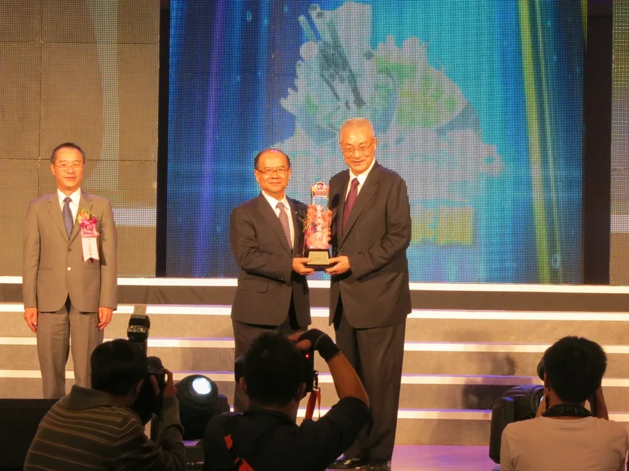 圖一：由國泰建設郭副總維坤代表頒獎照片