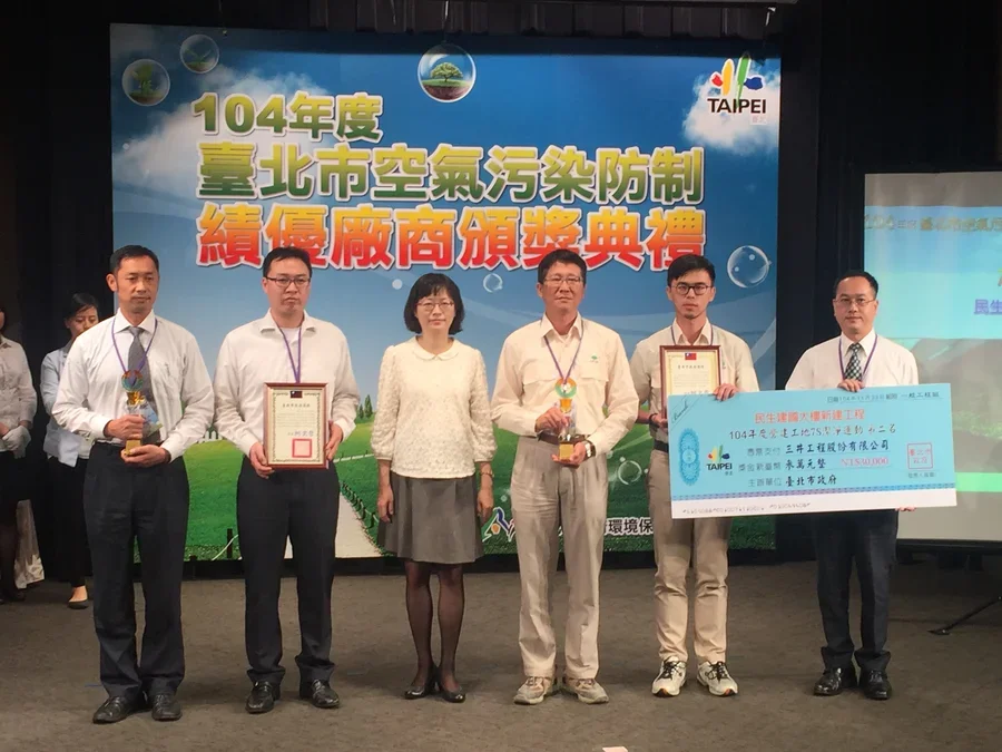 圖片說明：得獎者與蔡玲儀副局長合影。