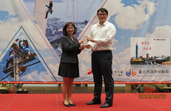 民生建國都更案榮獲104年度臺北市勞動安全獎優良單位及何君隆榮獲優良人員