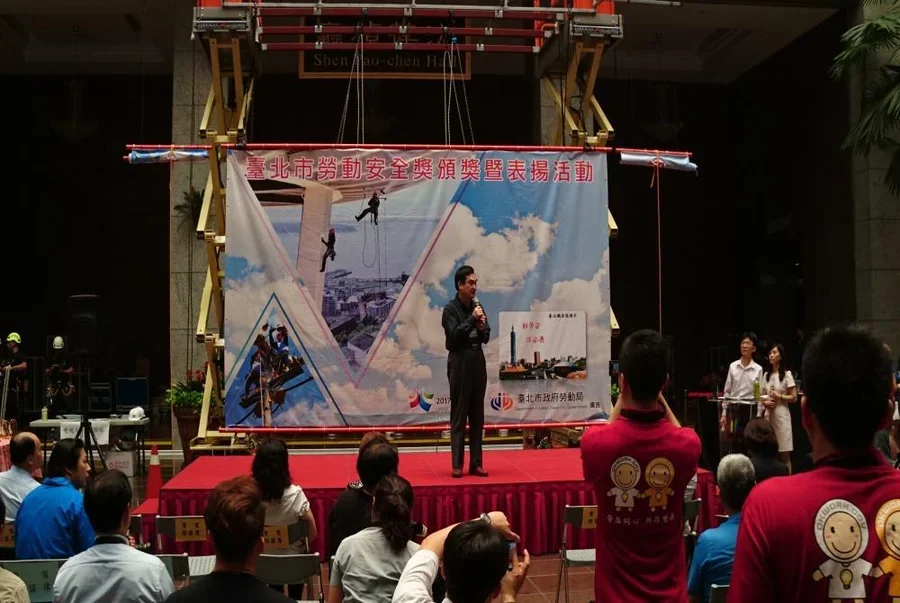 圖片說明：臺北市副市長鄧家基蒞臨「105年臺北市勞動安全獎頒獎暨表揚活動」會場致詞。