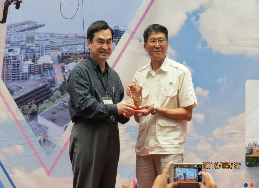 圖片說明：鄧家基副市長頒發臺北市勞動安全獎予優良單位，曾福隆所長代表領獎。