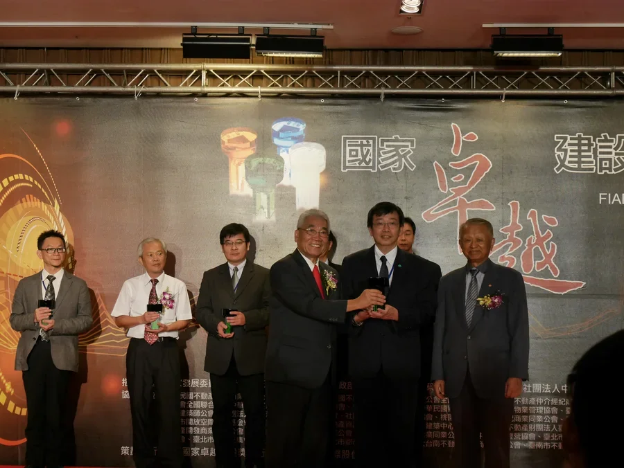 圖片說明：由國泰建設林協理清樑代表領獎照片。