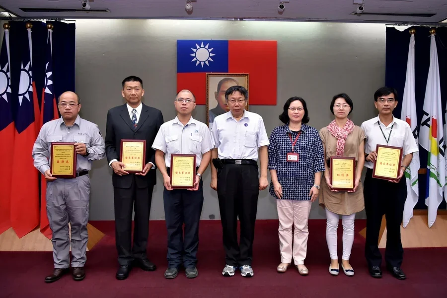 圖片說明：臺北市長柯文哲上午在市政會議親自頒發勞動部「104年推行職業安全衛生優良單位及人員」。