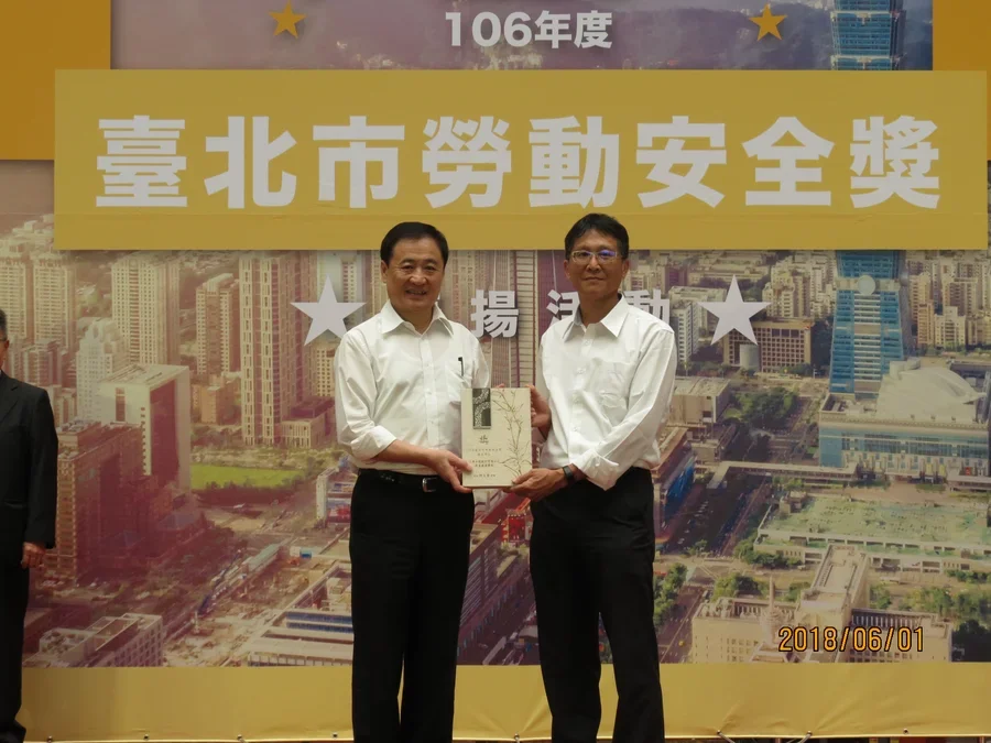 圖片說明：優良單位民生建國都更案(曾福隆副理領獎)。