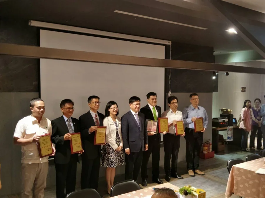 圖片說明：林佳龍市長與黃荷婷局長及獲頒優良單位領獎人合照。