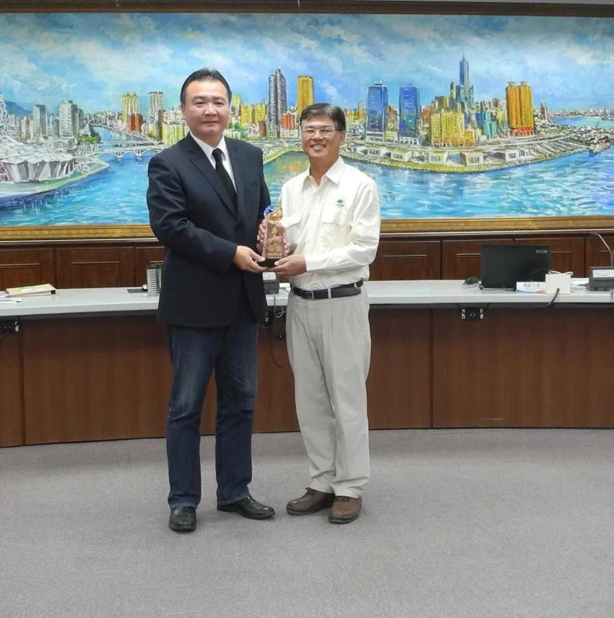 圖片說明：三井工程獲頒獎盃由陳國良所長代表領獎。