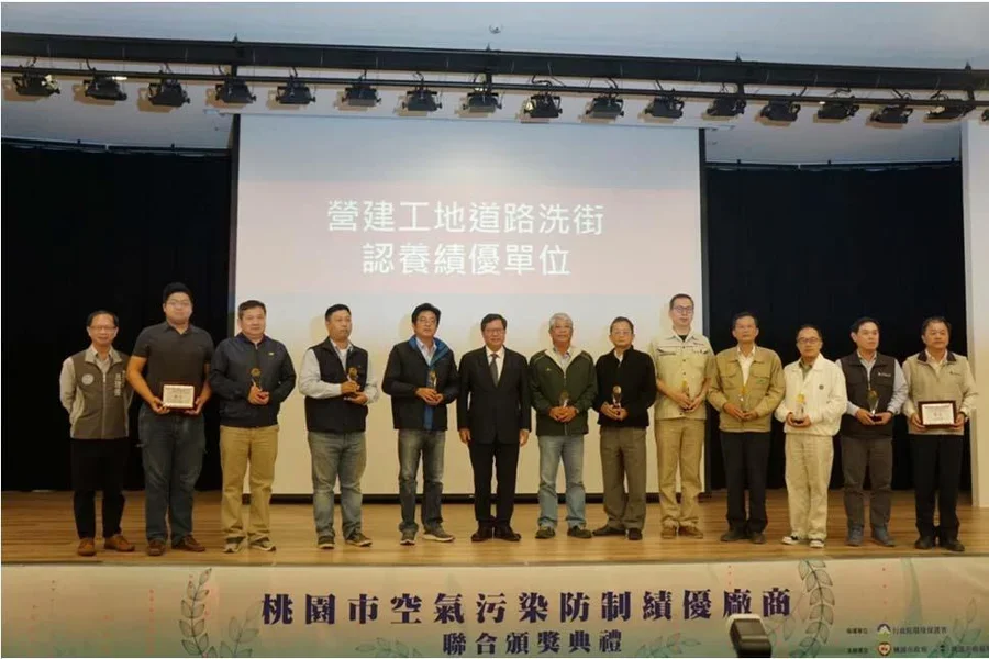 圖片說明：桃園市長鄭文燦與獲獎單位合影。
