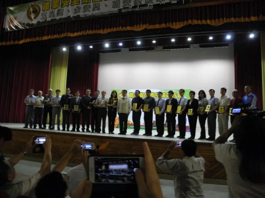 圖片說明：三井工程獲頒獎牌由陳國良所長代表領獎。