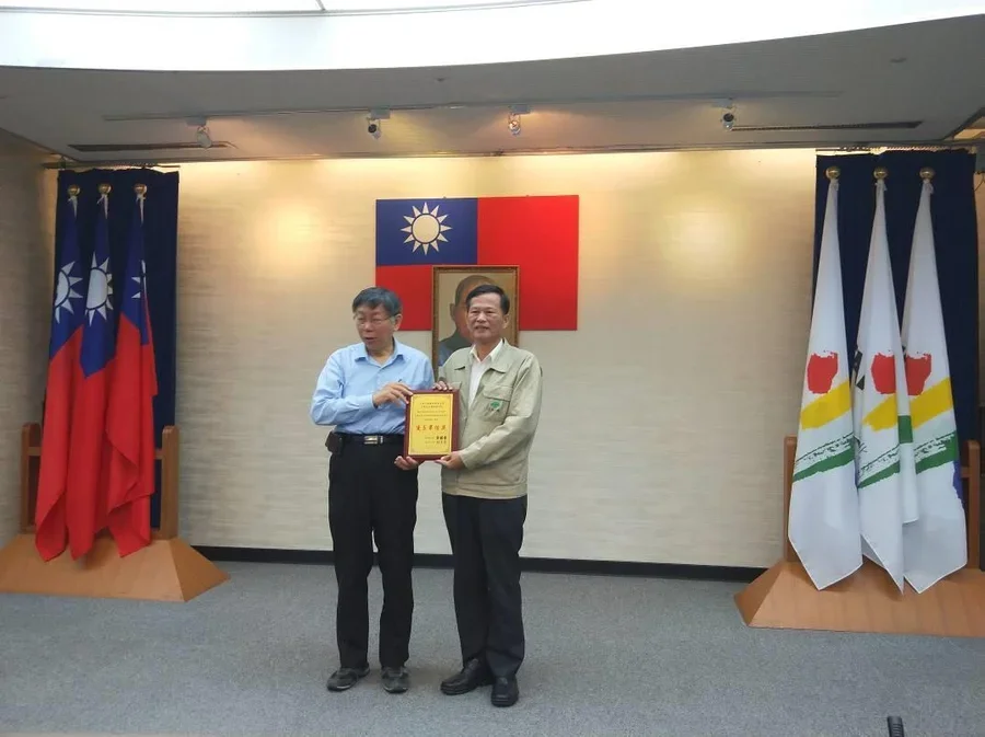 圖片說明：優良單位信義D5大樓新建工程(首席公館)，由林茂村經理代表領獎。