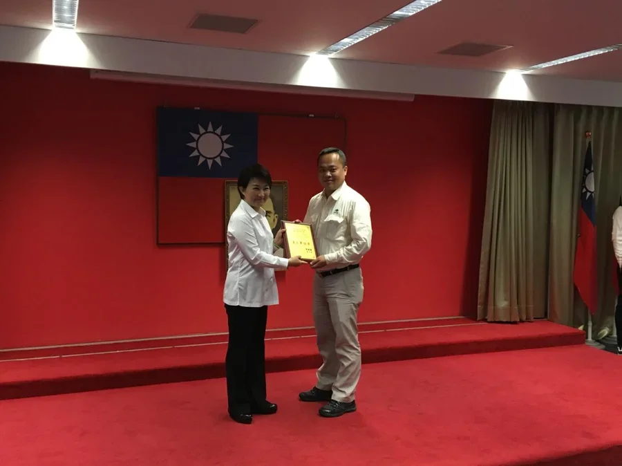 圖片說明：國泰層峰榮獲優良單位，由盧秀燕市長頒發，曾旭柏所長代表領獎。