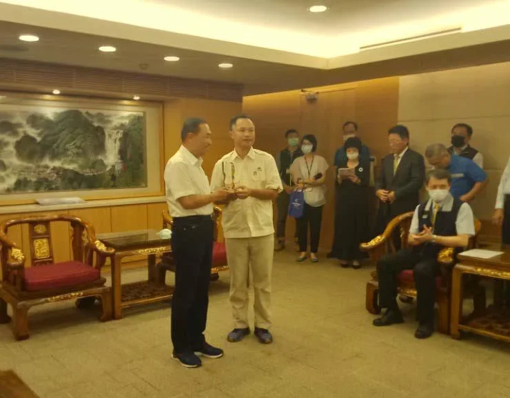 圖片說明：三井工程獲頒獎盃由鄒文明所長代表領獎。