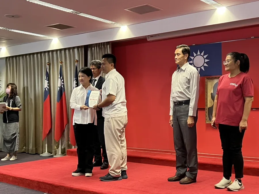 圖片說明：三井工程獲頒獎牌由莊文銜所長代表領獎。