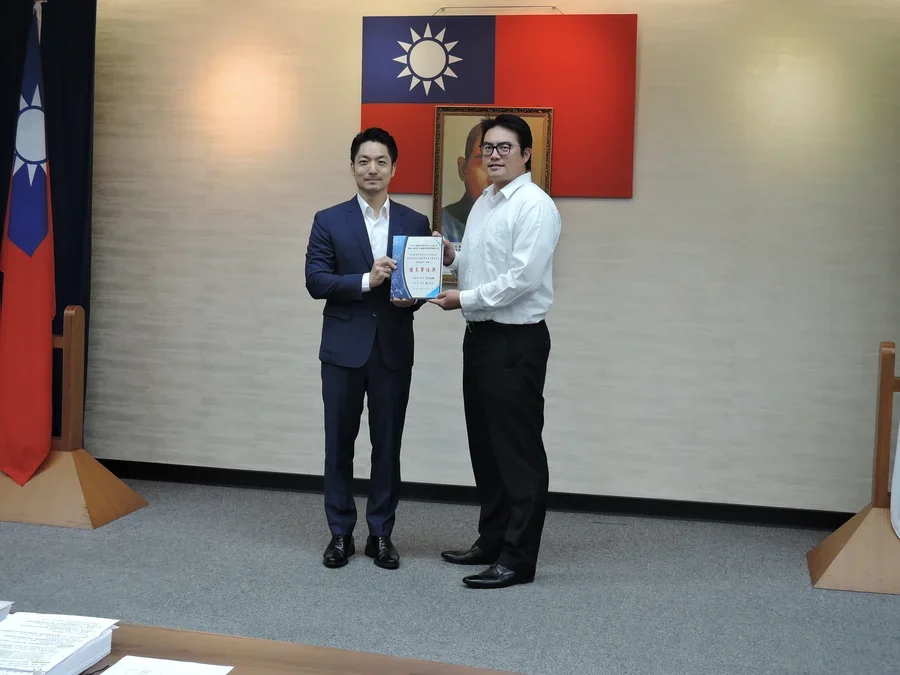 圖片說明：三井工程獲頒獎項由職安室何君隆經理代表領獎。