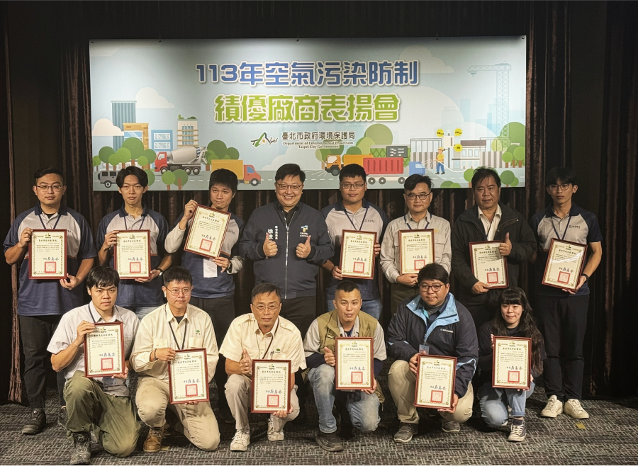 圖片說明：績優廠商合影