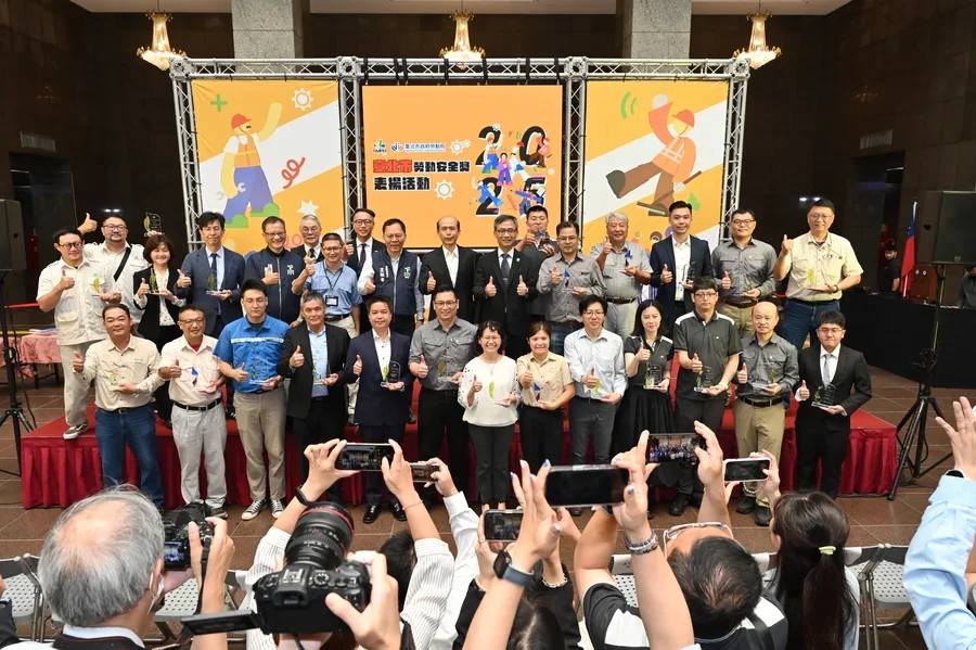 圖片說明：全體獲獎公司代表人合影留念。