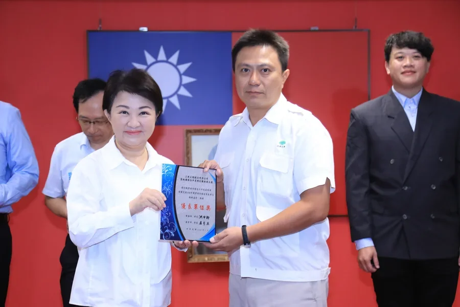 圖片說明：三井工程獲頒獎項由「置地廣場台中商辦大樓新建工程」莊文銜所長代表領獎。