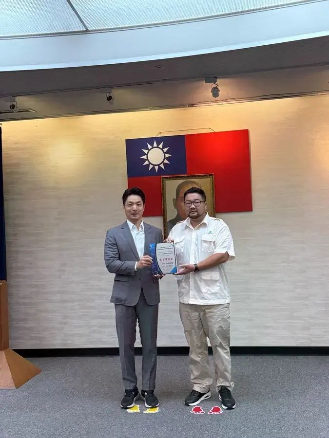 圖片說明：三井工程獲頒獎項由環宇大樓都更案李忠錦所長代表領獎。