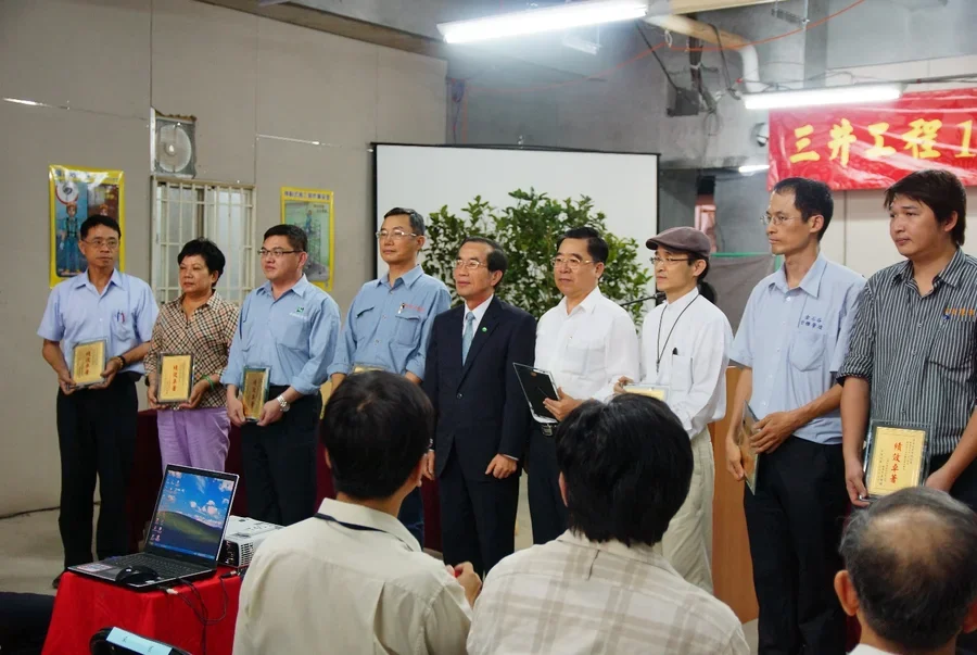 圖片說明：101年度安衛績優廠商頒獎。