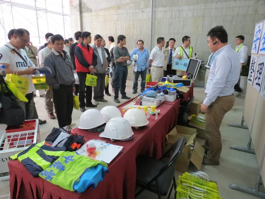 圖片說明：工安器材展示作業。