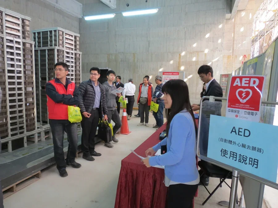 圖片說明：自動體外心臟去顫器說明(AED)。