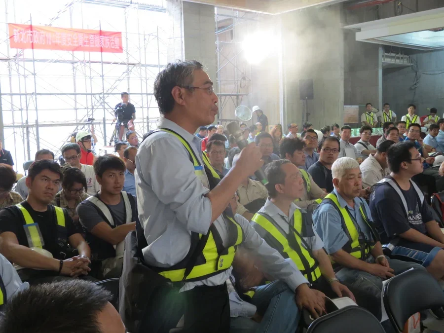 圖片說明：與會廠商提問。