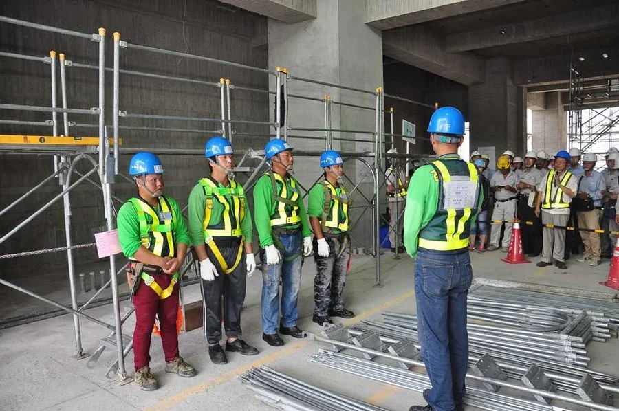 圖片說明：分組工安觀摩-施工架組立。