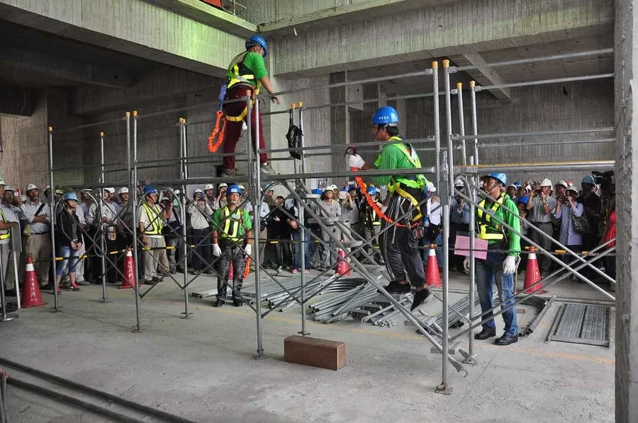 圖片說明：分組工安觀摩-施工架組立。