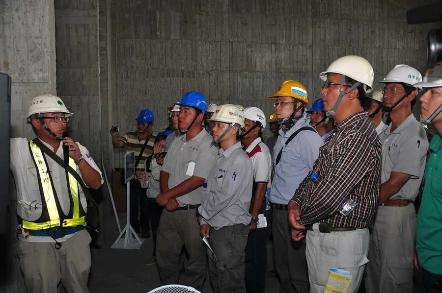 圖片說明：分組工安觀摩-電梯直井吊料。