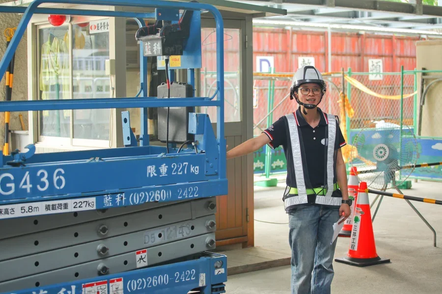 圖片說明：高空作業車操作說明(藍科實業)。