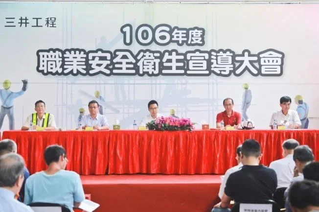 圖片說明：專題討論。