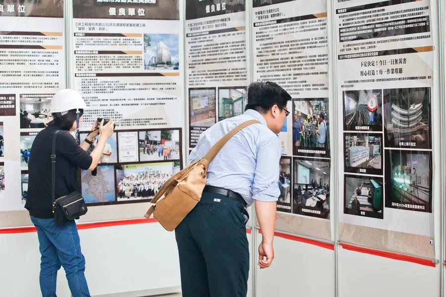 圖片說明：得獎海報掛軸。