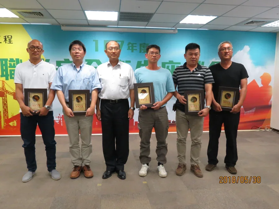 圖片說明：顏總經理與績優廠商代表合影留念。