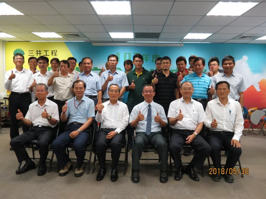 圖片說明：與會承攬廠商代表與嘉賓、本公司主管合影留念。