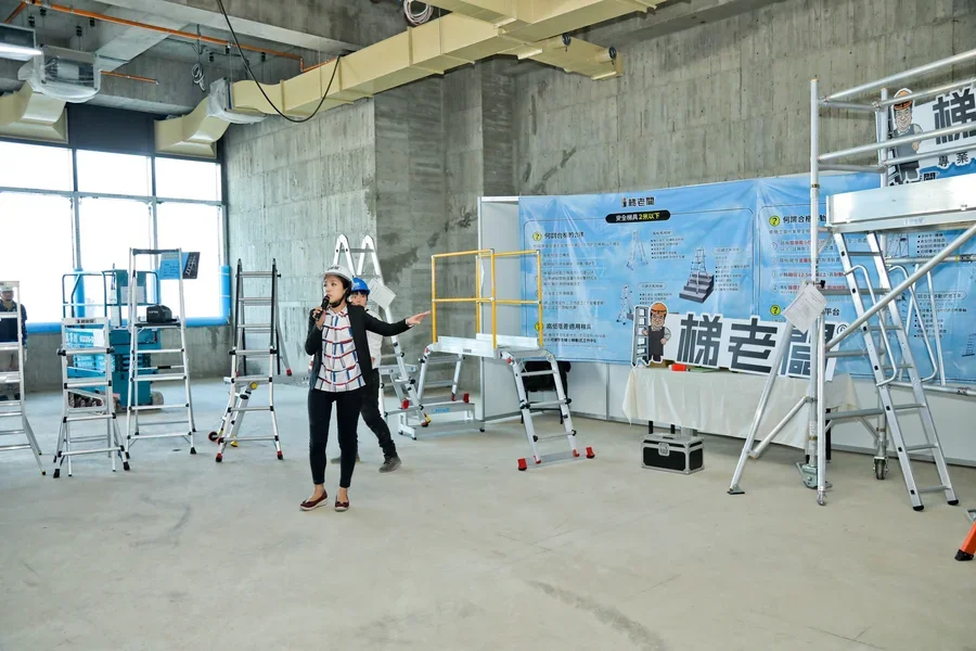 圖片說明：裝修工作台、高空工作車、合梯、移動梯作業示範演練(多惠企業)。