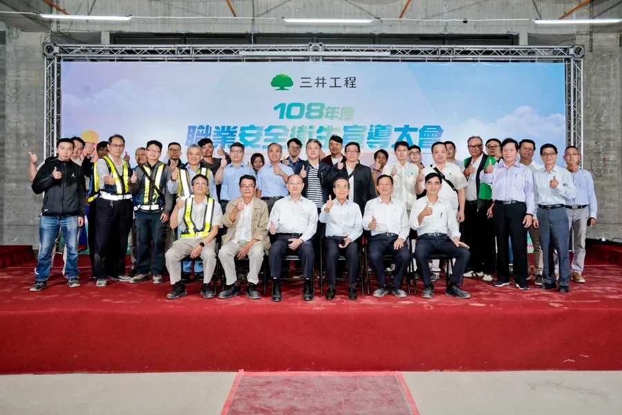 圖片說明：與會承攬廠商代表與本公司主管合影留念。