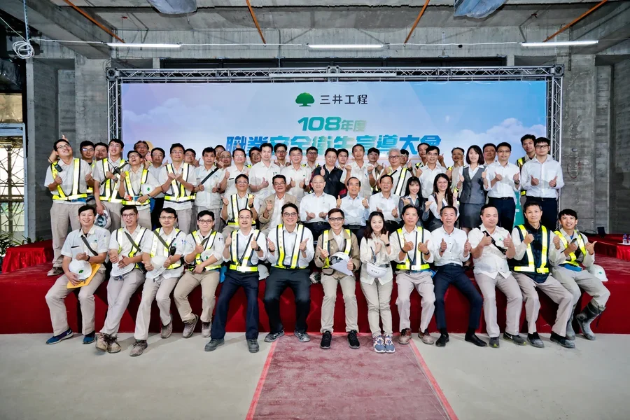 圖片說明：全體工作人員與高級主管合影留念。