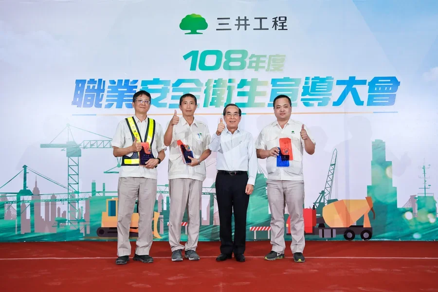 圖片說明：吳董事長與績優工地所長合影留念。