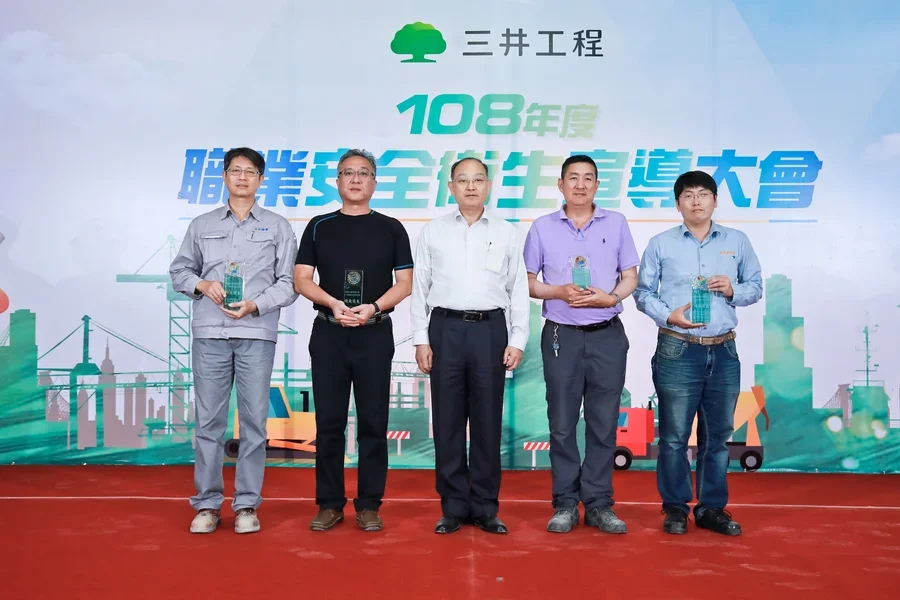 圖片說明：顏總經理與績優廠商代表合影留念。