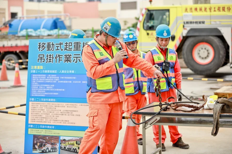 圖片說明：移動式起重機吊掛作業示範演練。