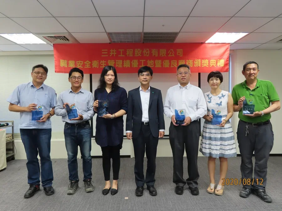 圖片說明：葉副總經理與優良廠商代表合影留念。