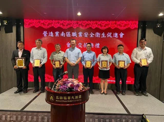 圖片說明：三井工程獲頒感謝狀由何君隆代表領獎。