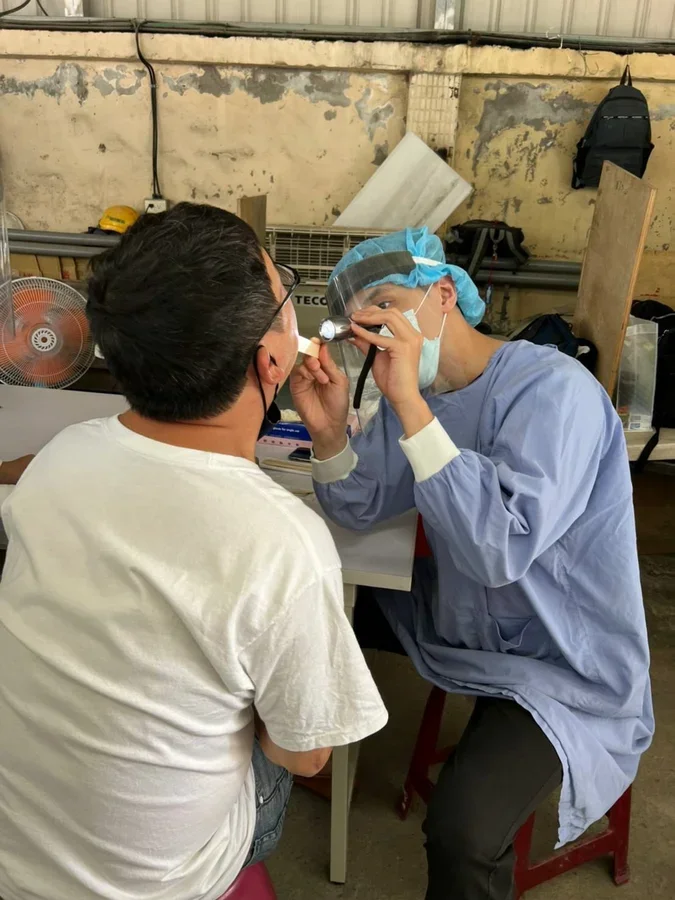 圖片說明：作業人員口腔篩檢。