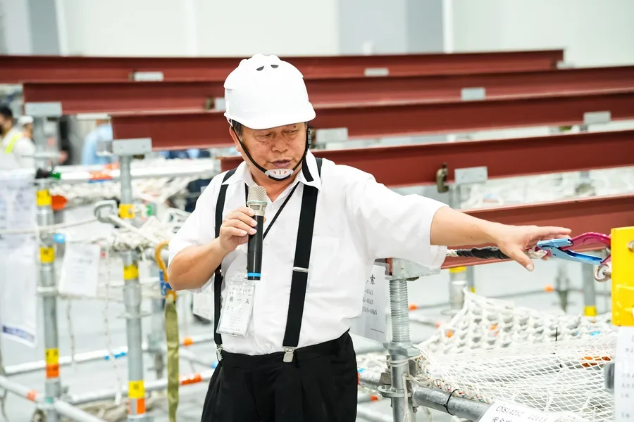 圖片說明：系統式重型支撐架安全設施配置講解。