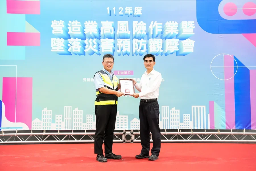 圖片說明：北區職業安全衛生中心主任曹常成頒發感謝狀予本公司總經理葉大嘉。