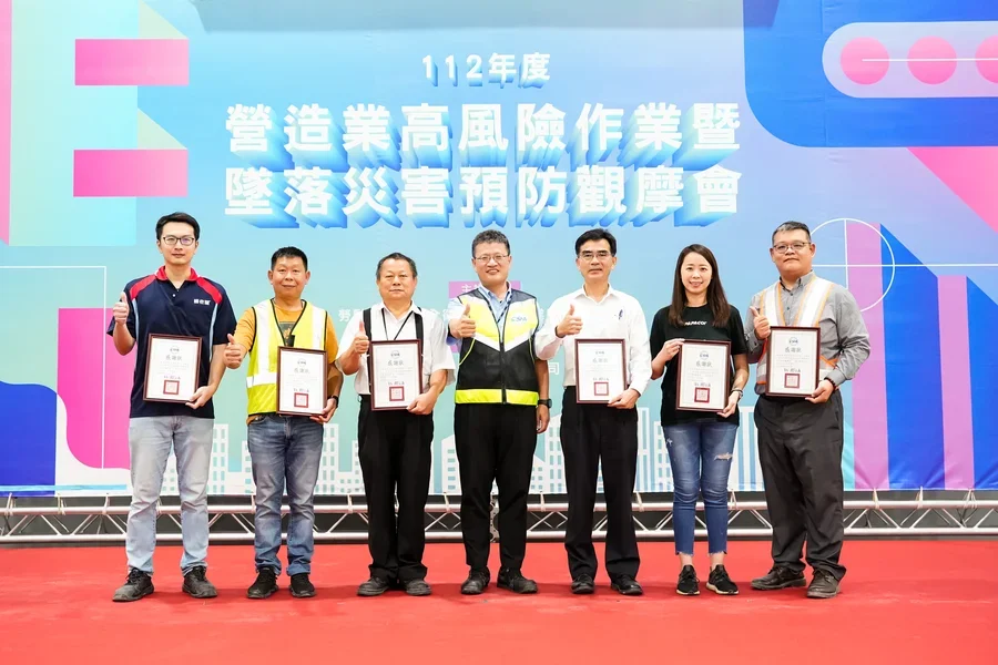 圖片說明：北區職業安全衛生中心主任曹常成與領獎人協力廠商合影留念。