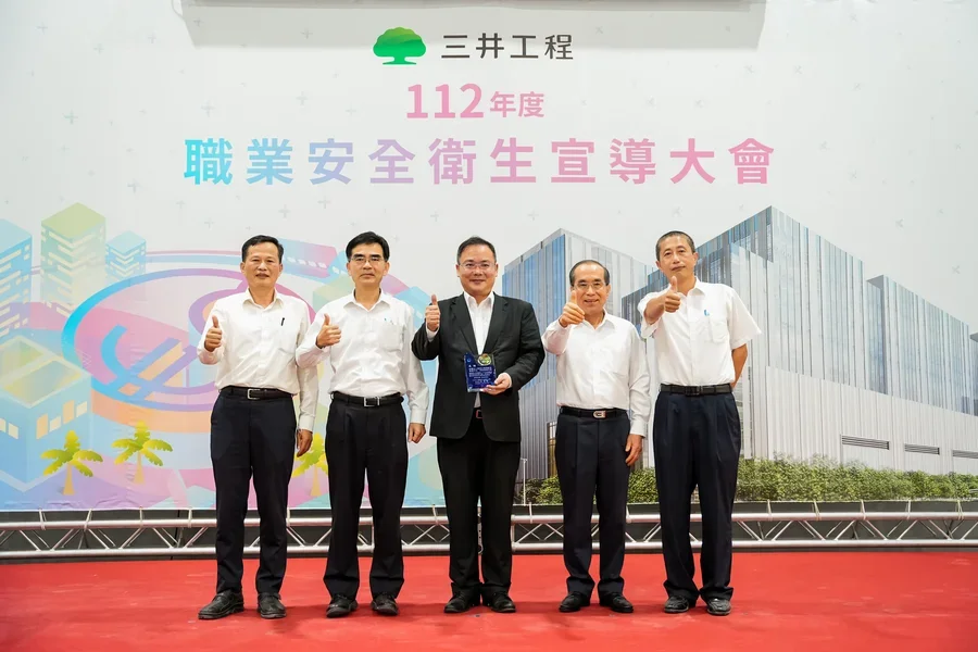 圖片說明：與何執行長合影。